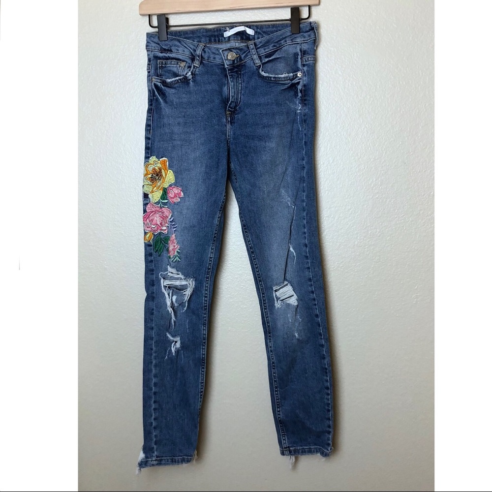⭕️Sold⭕️Zara Embroidered Distressed Skinny Jeans 4